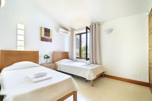 5 makuuhuonetta, tallelokero huoneessa, silitysrauta/-lauta