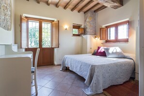 8 chambres, bureau, fer et planche à repasser, lit parapluie