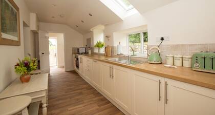 Stone Built Cottage with Large Enclosed Garden & Private Lake Area