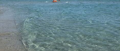 Una spiaggia nelle vicinanze, lettini da mare