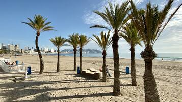 Vlak bij het strand, ligstoelen aan het strand, strandlakens