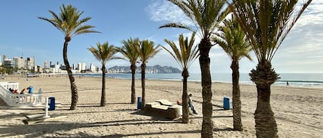 Una playa cerca, sillas reclinables de playa, toallas de playa