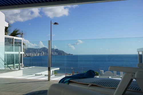 Poniente, 3 Bed ensuite Sleeps 6+2, Sea Views, Gym, Games & Cinema Room SOLAR !