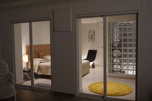 3 室のベッドルーム、セーフティボックス (室内)、デスク、アイロン / アイロン台