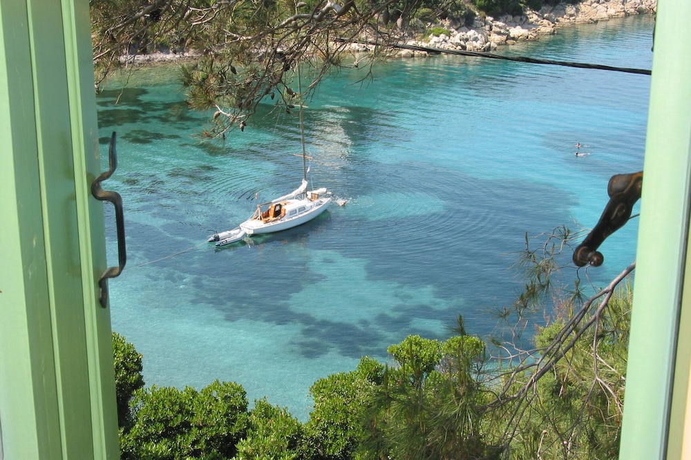 Vilavala: Nestling in fragrant green pines above sparkling blue Aegean waters