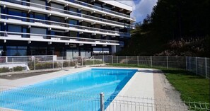 Una piscina al aire libre, una piscina climatizada