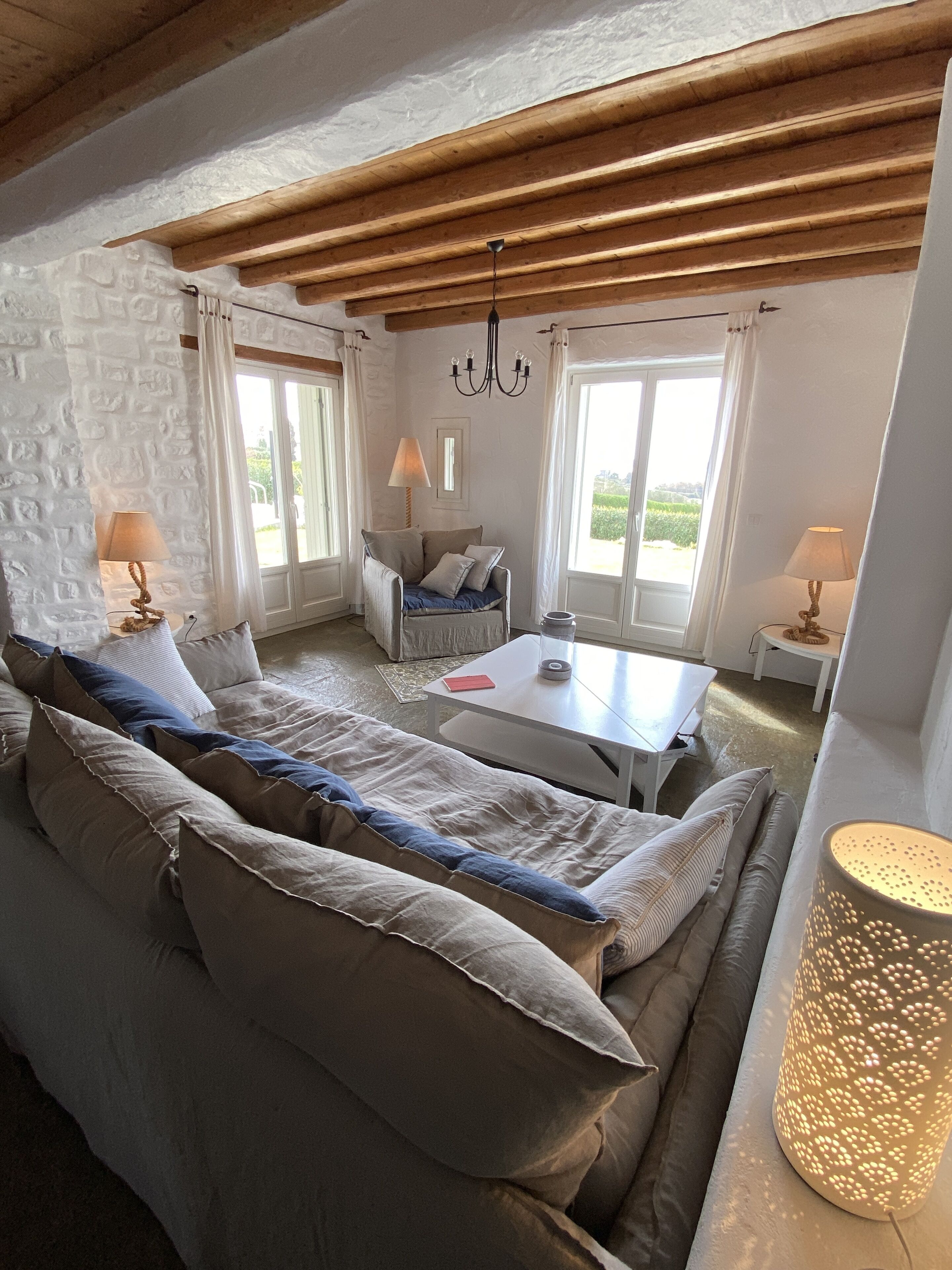 Smart TV, lareira, livros, aparelho de som