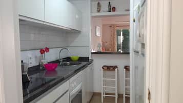 Frigorífico, microondas, horno y placa de cocina