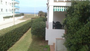 تناول الطعام بالخارج