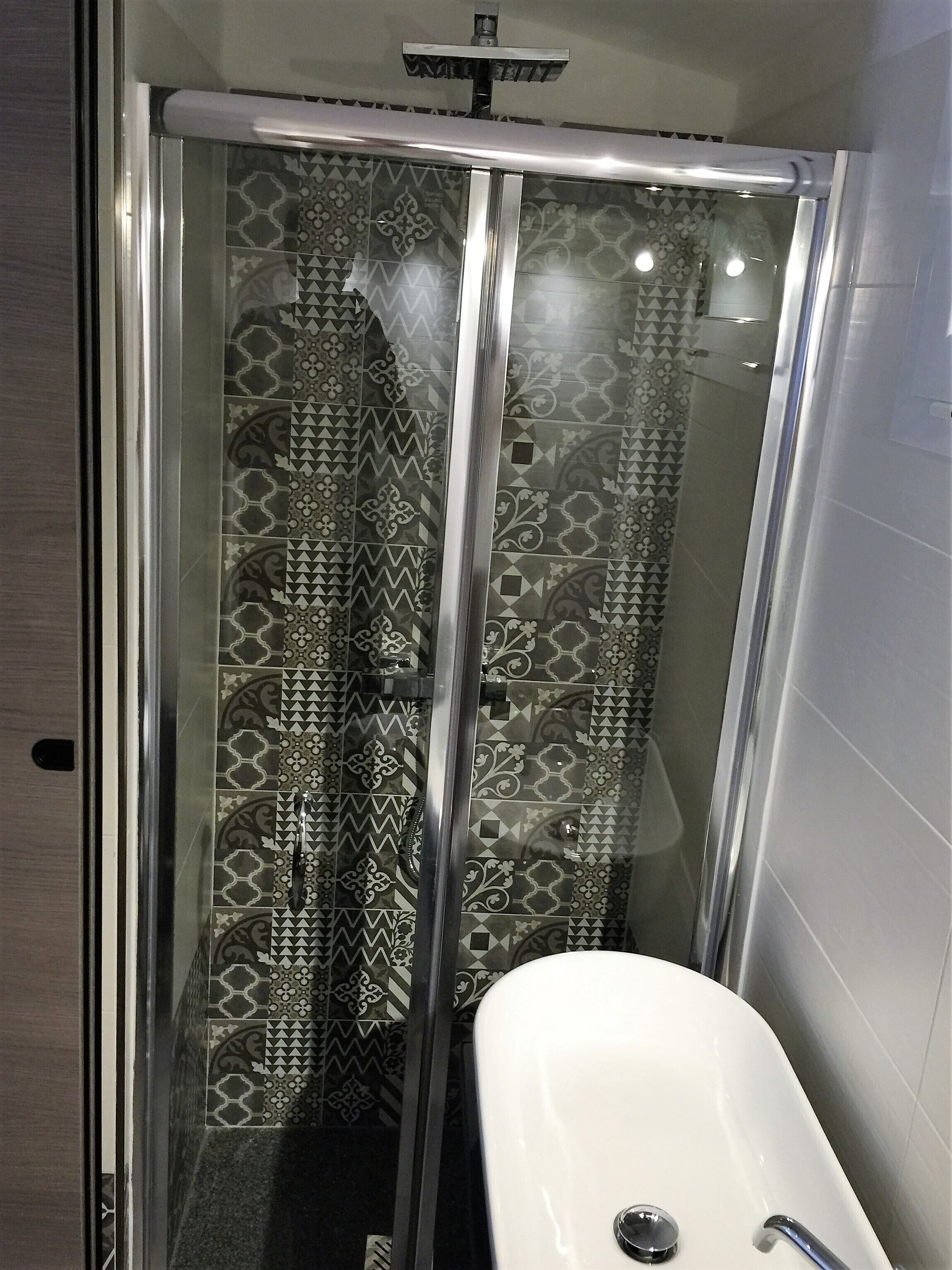 Ducha, secador de pelo, bidet, toallas