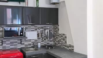 Réfrigérateur, micro-ondes, plaque de cuisson, cafetière/bouilloire