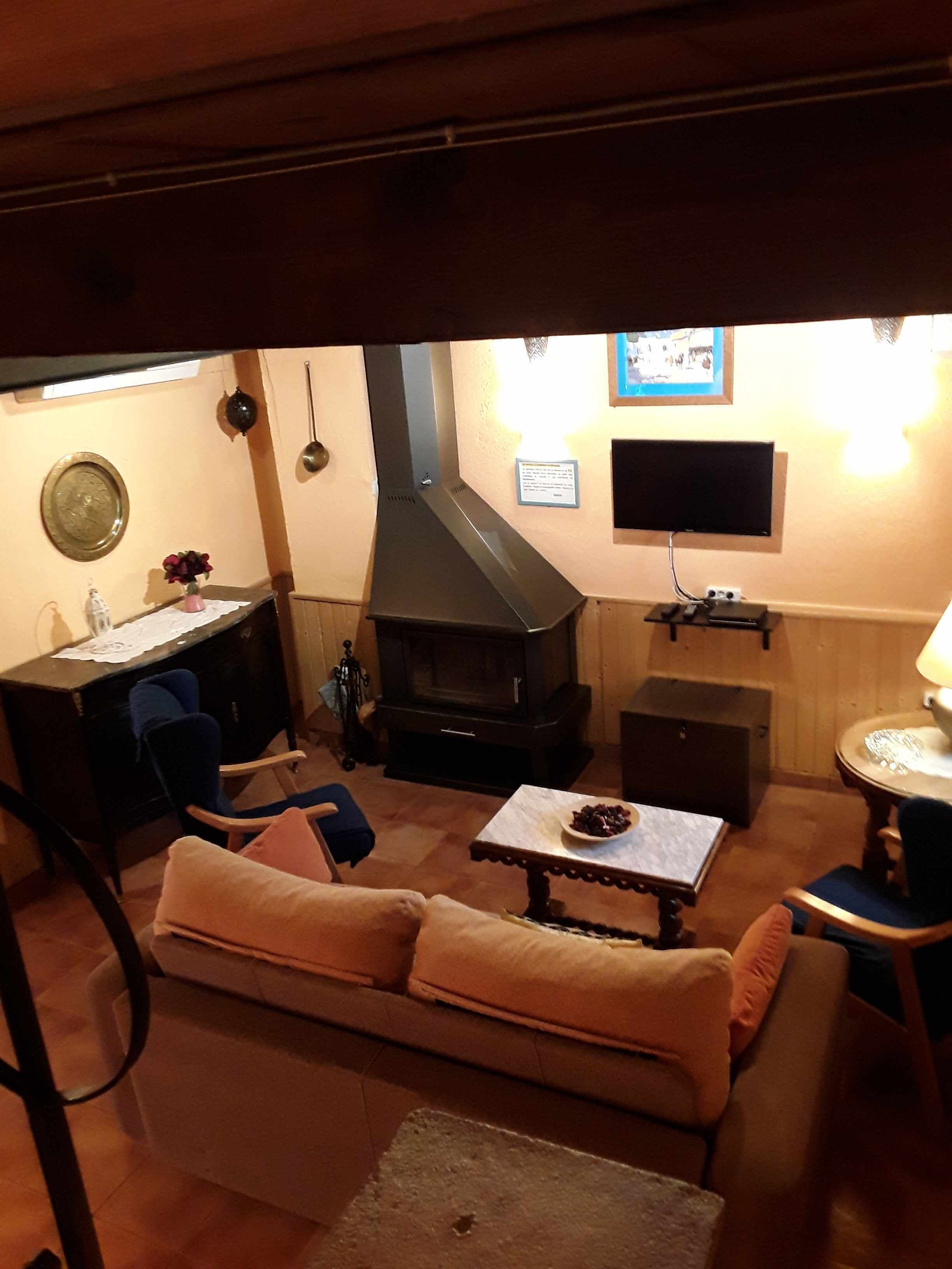 Televisie, een open haard, een dvd-speler en boeken