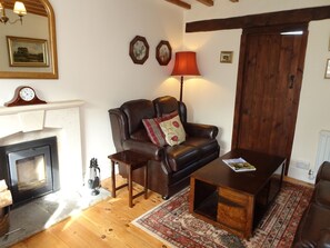 Smart-TV, Kamin, DVD-Player, Bücher