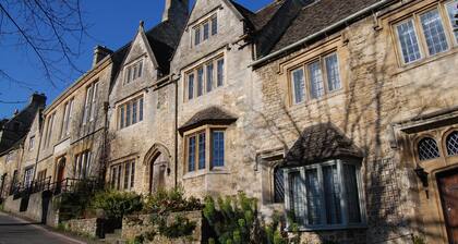 COTSWOLD COTTAGE IN A QUIET VILLAGE WITH LARGE GARDEN