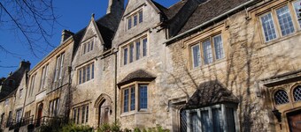 COTSWOLD COTTAGE IN A QUIET VILLAGE WITH LARGE GARDEN