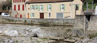 Hus 6 personer, store volumer og stor hage 