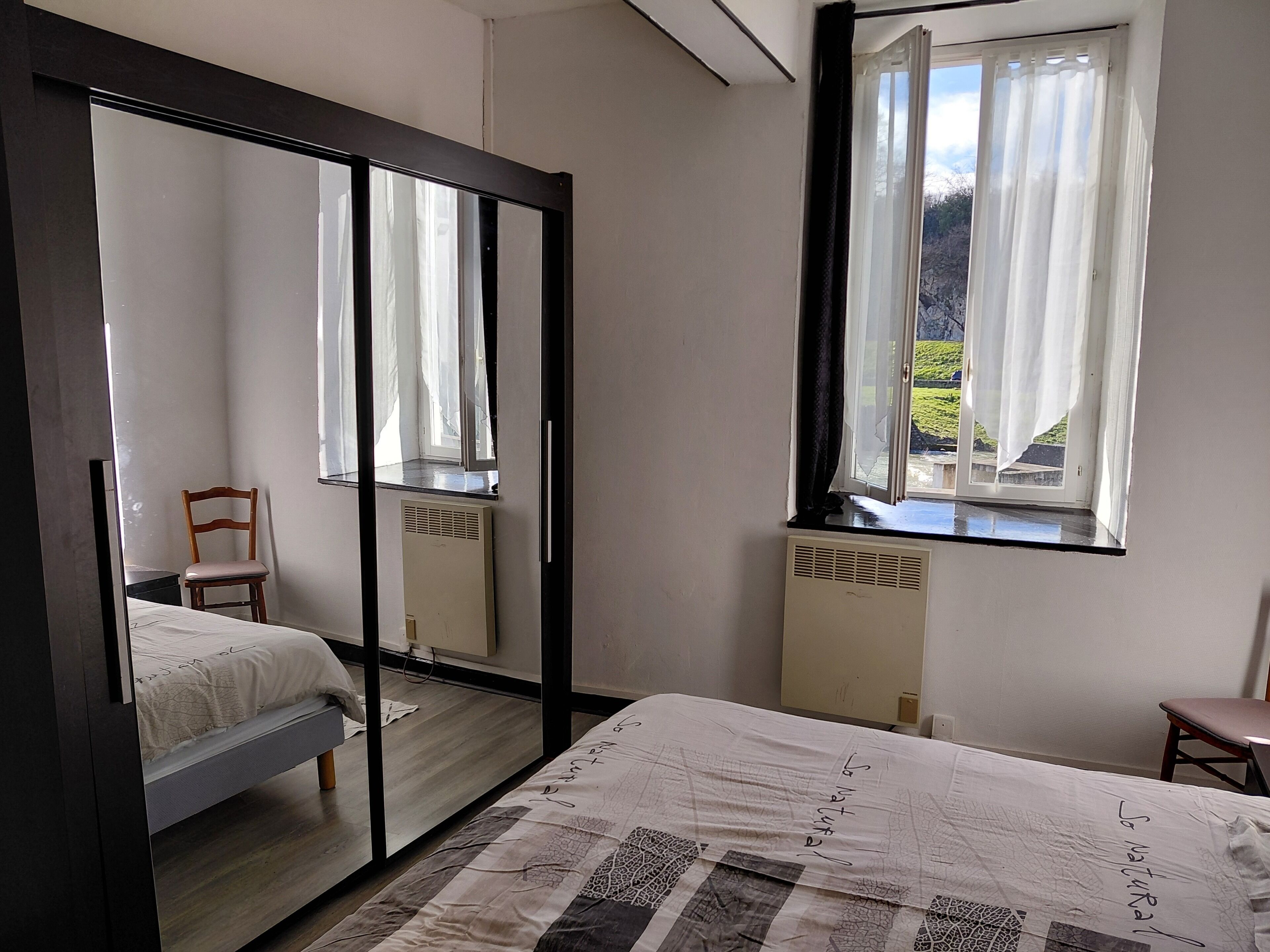 3 chambres, fer et planche à repasser, Wi-Fi, draps fournis