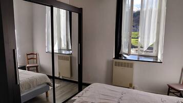 3 chambres, fer et planche à repasser, Wi-Fi, draps fournis