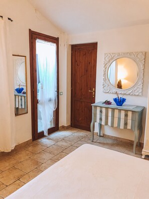 2 bedrooms, iron/ironing board, WiFi, bed sheets - Spectacular sea view of the entire bay of Su Giudeu. King size bed +topper (chia)