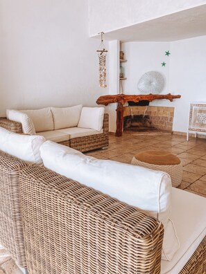 TV, fireplace, books - Spectacular sea view of the entire bay of Su Giudeu. King size bed +topper (chia)