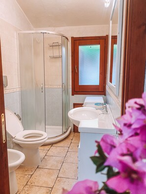 Bruser, hårtørrer, bidet, håndklæder