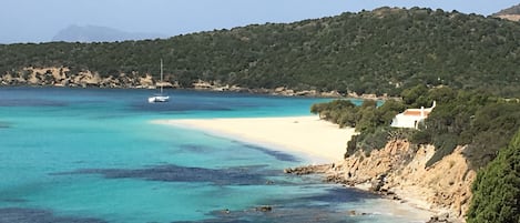 Una spiaggia nelle vicinanze, lettini da mare
