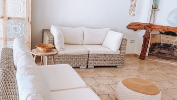 Fernseher, Kamin, Bücher