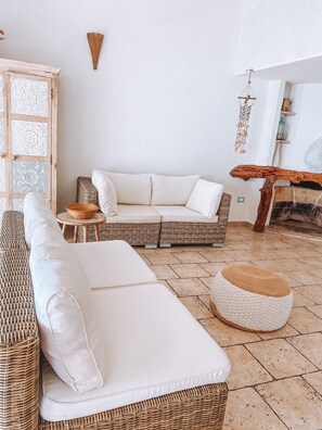 TV, fireplace, books - Spectacular sea view of the entire bay of Su Giudeu. King size bed +topper (chia)