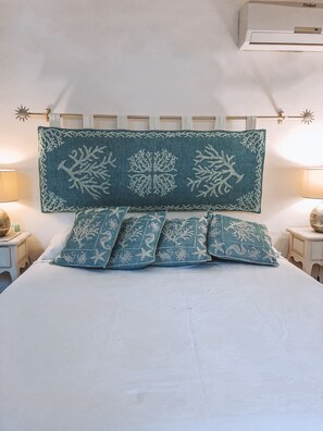 2 bedrooms, iron/ironing board, WiFi, bed sheets - Spectacular sea view of the entire bay of Su Giudeu. King size bed +topper (chia)