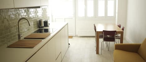 Kühlschrank, Mikrowelle, Herdplatte, Geschirrspüler