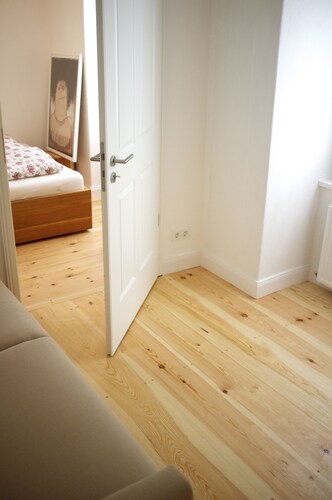 3br2b Central, Family-Friendly, Silent, and Tastefully Furnished with Real Oak

