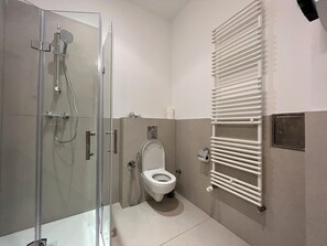 Duschwanne, Haartrockner, Handtücher