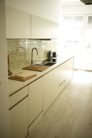 Réfrigérateur, micro-ondes, plaque de cuisson, lave-vaisselle