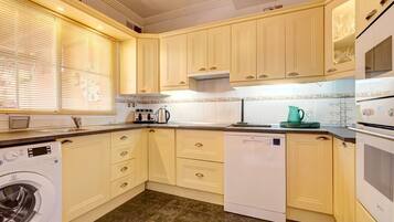 Kylskåp, mikrovågsugn, ugn och spishäll