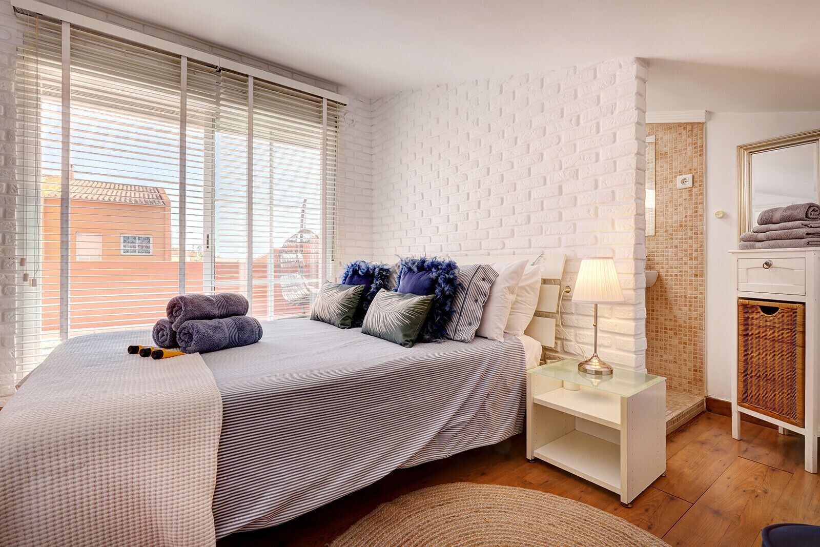 4 habitaciones, escritorio, tabla de planchar con plancha y wifi gratis 