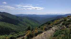 Un paysage montagneux sous un ciel dégagé.