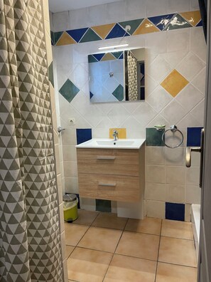 Shower, hair dryer, towels, shampoo - Country Cottage / Gite - Saumane (Saumane)