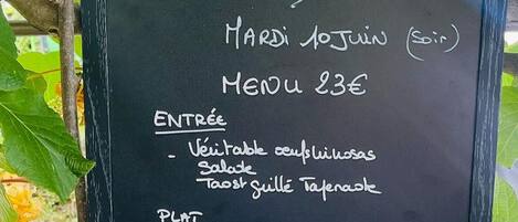 A chalkboard menu for 'des gîtes du Massouier' on a Friday evening, priced at 23€.