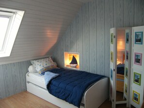 2 bedrooms, iron/ironing board, travel cot