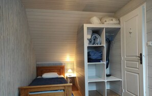 2 bedrooms, iron/ironing board, travel cot