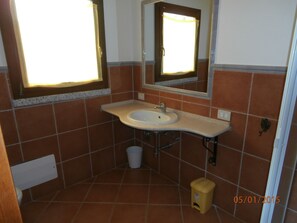 Shower, hair dryer, bidet, towels - Cala Gonone - Gulf of Orosei, nice apartment with sea view. (Cala Gonone)