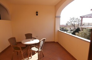 Outdoor dining - Cala Gonone - Gulf of Orosei, nice apartment with sea view. (Cala Gonone)