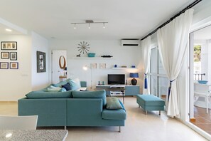 TV connectée, lecteur de DVD, livres, vidéothèque