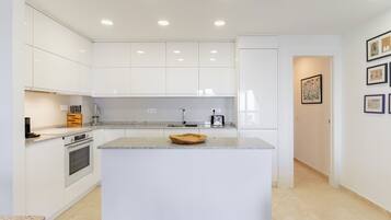 Frigorífico, microondas, horno y placa de cocina