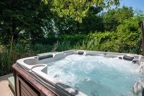 Bañera de hidromasaje al aire libre