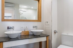 Ensemble baignoire-douche, séchoir à cheveux, serviettes fournies, savon