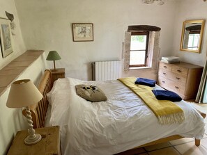 5 bedrooms, desk, iron/ironing board, travel cot