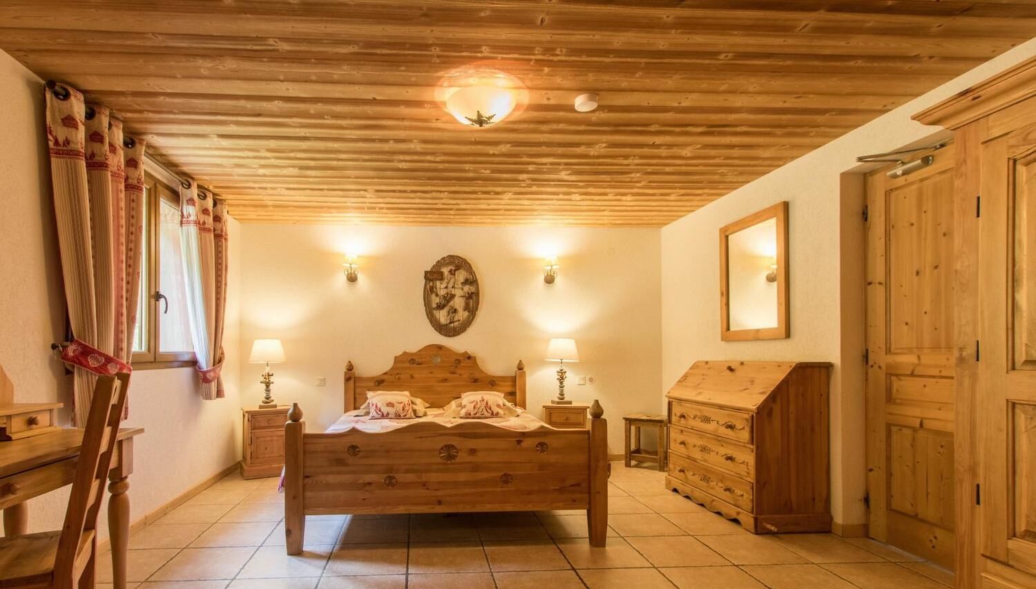 9 chambres, coffres-forts dans les chambres, fer et planche à repasser