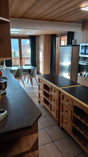 Fridge, microwave, oven, stovetop - Châtel 370 m² 19 pers sauna + baby -football billiards (Châtel)