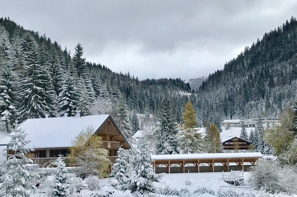 Chalet de 390 m² bord du lac et foret à 400 m des télésièges